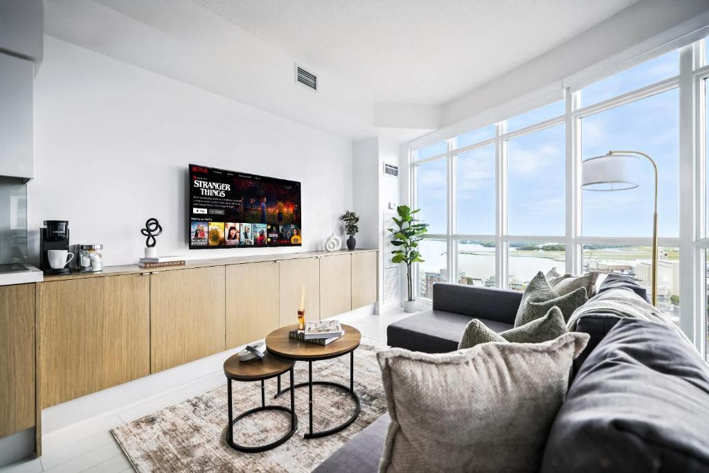 Bathurst Quay Apartment | Family Haven by Rogers Centre Parking Sleeps 8