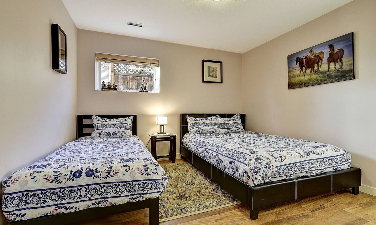 Central Okanagan Bed & Breakfast | Family Room With Shared Bathroom