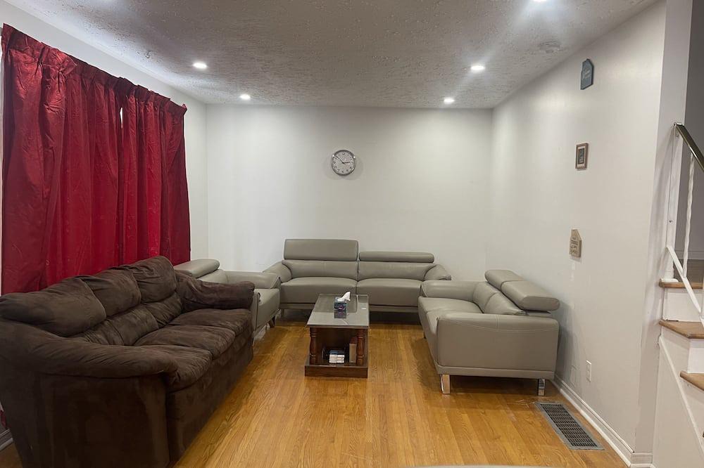 Belleville House | Family sized bungalow in heart of city and near hiking trails