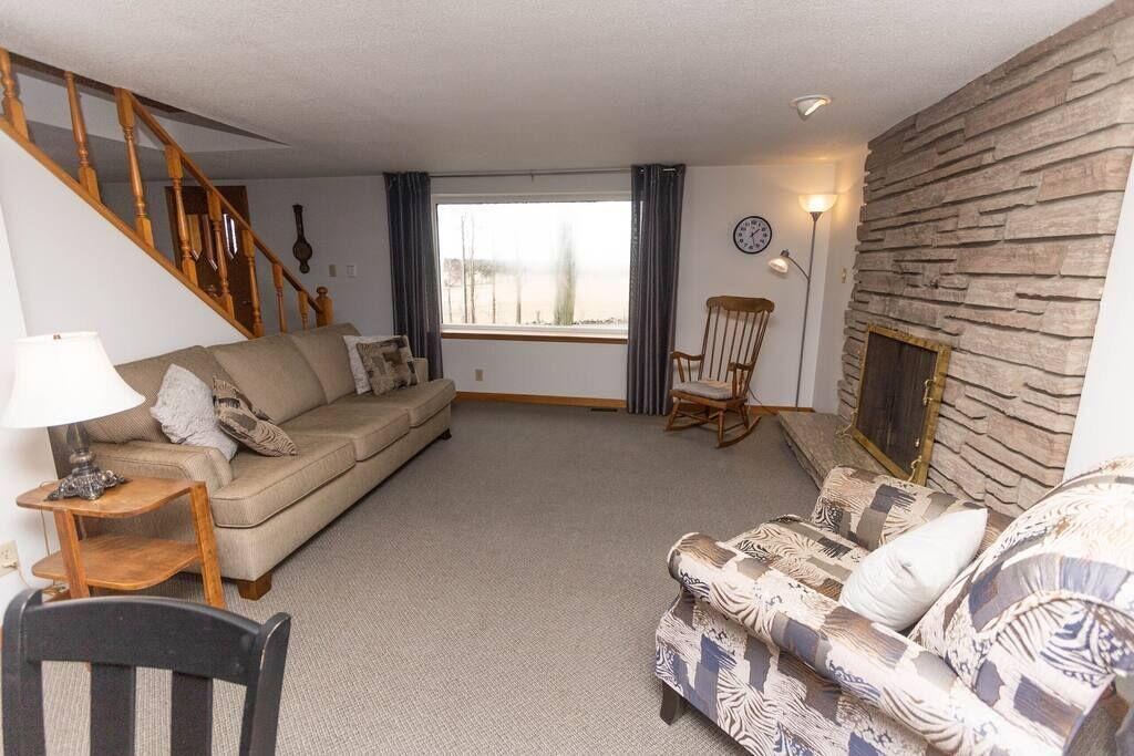 Wellington House | Farmhouse PEC - Centrally Located in PEC