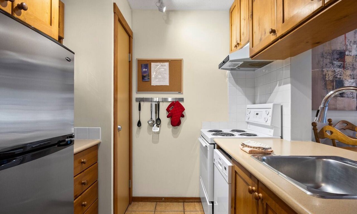Sun Peaks Apartment | Fireside 306: Lovely Studio. Central w/shared Hot Tub. Centrally Located.
