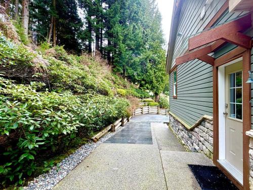 Anmore House | Forest Retreat Suite Near Lakes, Trails&SkyTrain