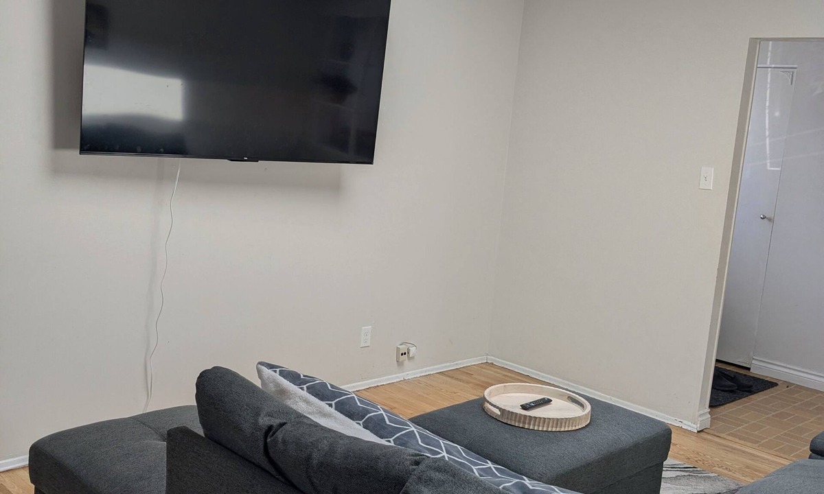 Pickering House | FRENCHMAN'S BAY area, Walking distance to the lake Ontario and to the GO train.