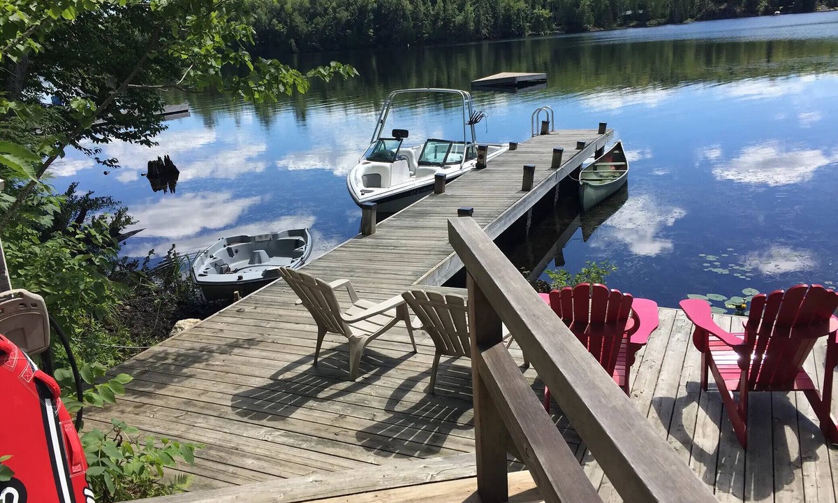 Val-des-Monts House | Friendly Fires: The Perfect Lakeside Getaway