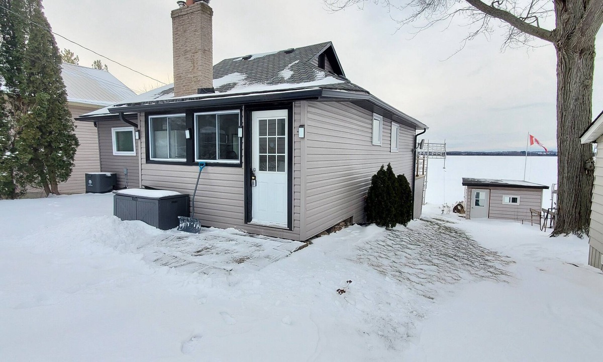 Lindsay Cottage | Front lake view cottage with peace and quite place