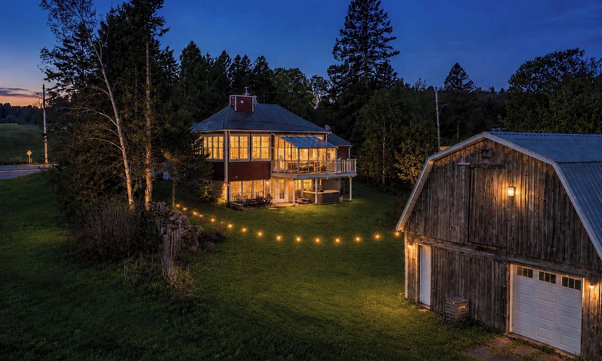 Mauricie House | Fully-equipped riverside cottage with jacuzzi.