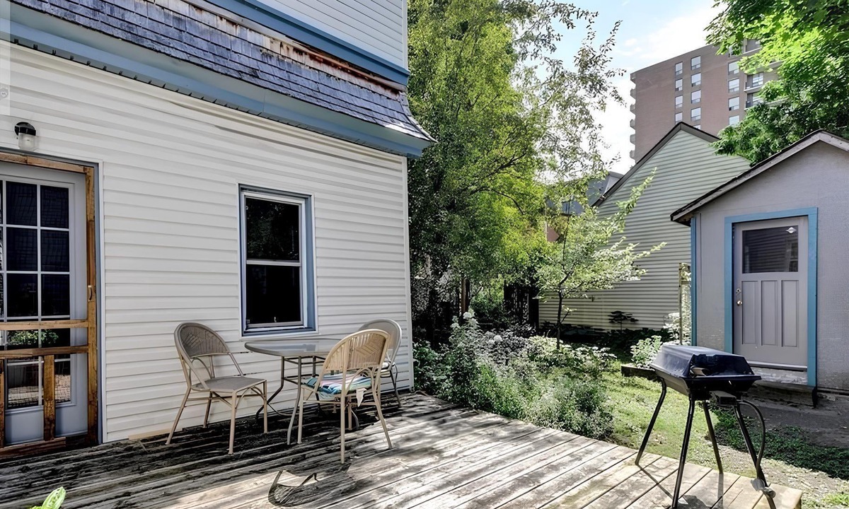 Glebe House | Fully Furnished Stylish and Spacious Retreat in the Glebe, Ottawa, with Parking