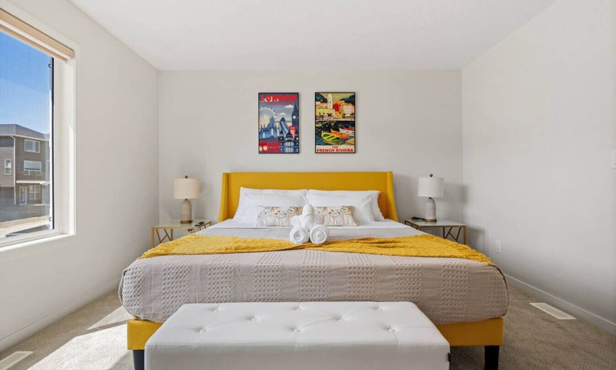 Calgary House | Fully Private Detached House | 4BR | Sleeps 14