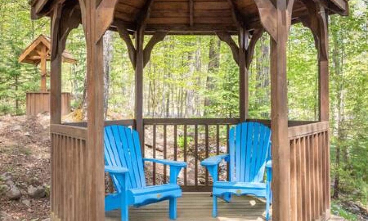 Trent Lakes Cottage | Fun, Relaxing Cottage w Hot Tub, Sauna & Fast Wifi