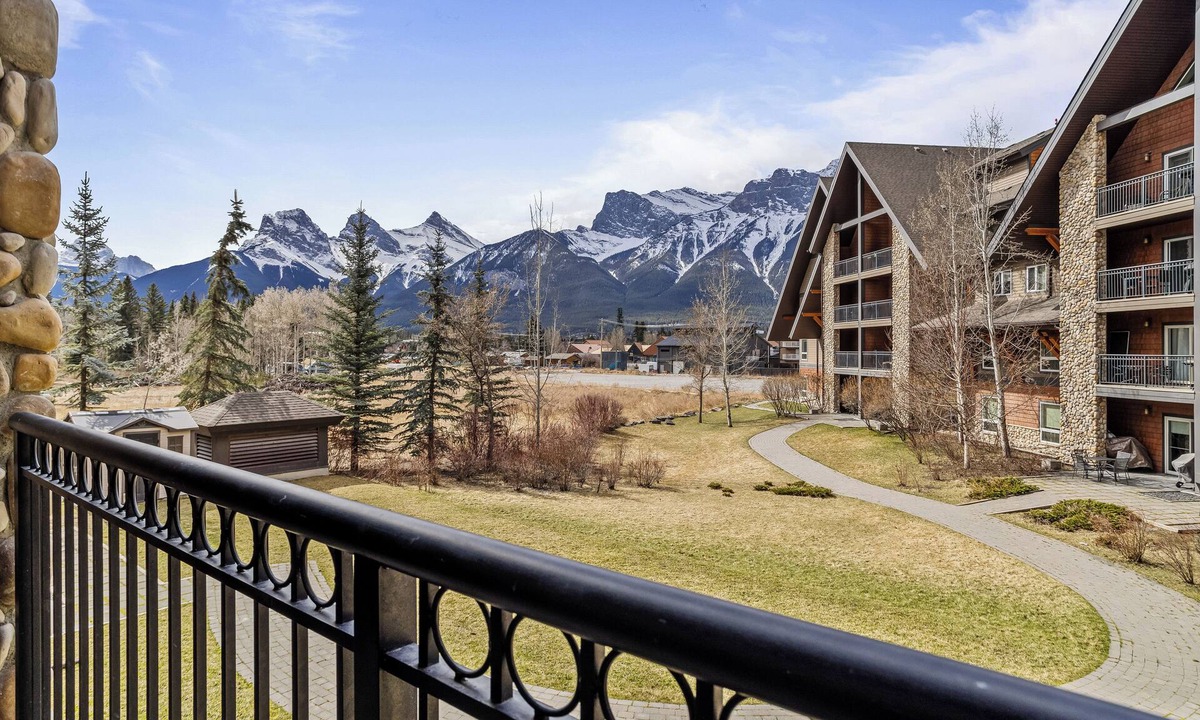 Canmore Apartment | G222 Family & Children Friendly- Water Slide, Kid's pool, Hot tub, Free Parking
