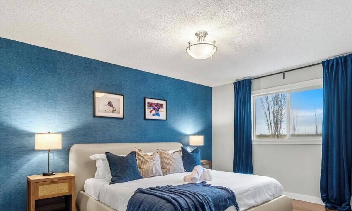 Northwest Edmonton House | Game Night Retreat - HotTub - AC - FireTable - BBQ - Kingbed