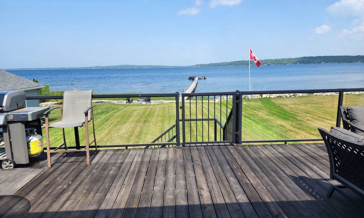 Victoria Harbour House | Georgian Bay 5 bedroom waterfront , large deck .Quiet family neighbourhood.
