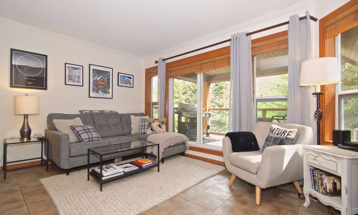 Village North House | Glacier Reach Townhouse new private hot tub (June 2025) common pool,!covered deck & free parking