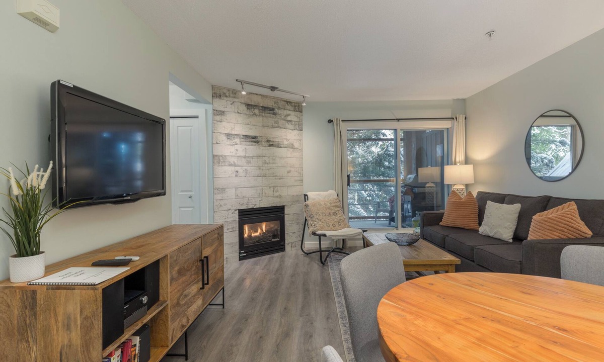 Village North House | Glaciers Reach - Village North, Private Hot Tub & Shared Pool , Free Parking