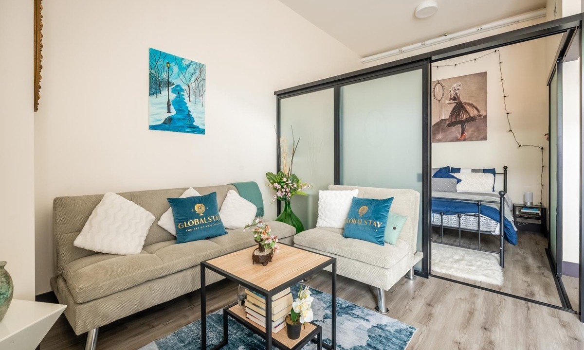 Central Hamilton Condo | GLOBALSTAY. Modern Light 1BD Apt in DT Hamilton. Free Parking