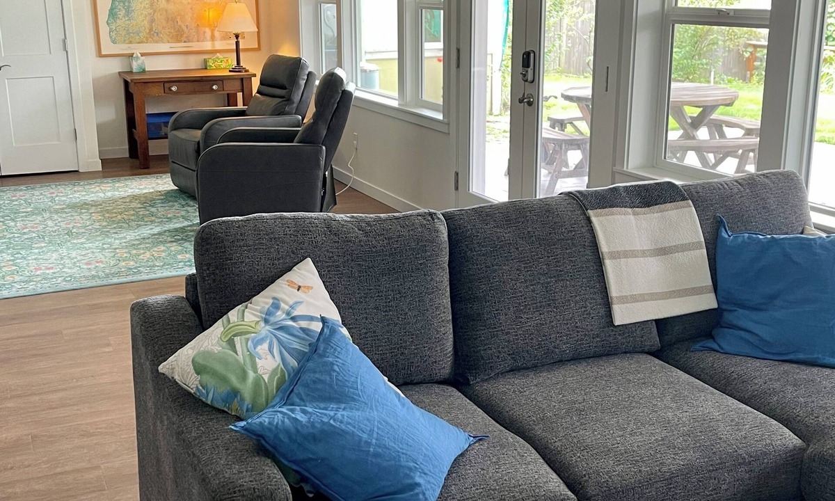 Amazon House | Go Ducks: entire home/apartment w/private entrance, patio, and beautiful view