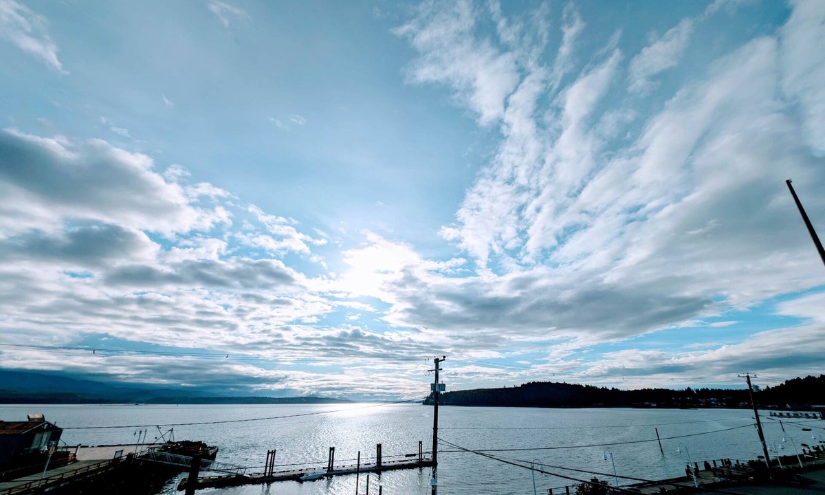 Alert Bay Apartment | Gordie's Lookout: Top Floor Executive Suite with Workspace