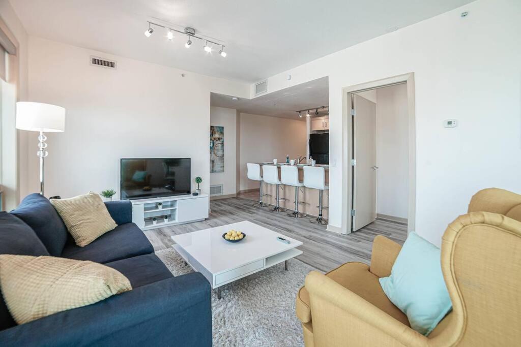 Victoria Park House | Gorgeous 2bd Condo Patio Gym Parking Coffee