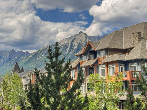Canmore Apartment | Gorgeous Mountain Condo - Pool & Hot Tub