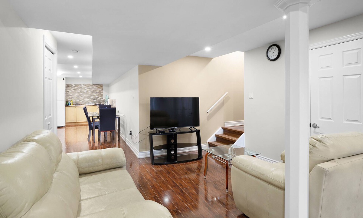 Durham Region House | Gorgeous,spacious and bright 3 bedroom Walkout Basement!