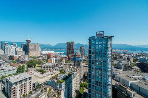 Crosstown Apartment | Gorgeous Water View Unit in Downtown Vancouver