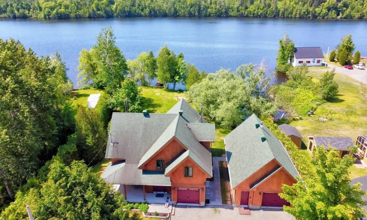 Grandes-Piles Ski Chalet | Grandes-Piles | Spa, dock, navigable river & ski