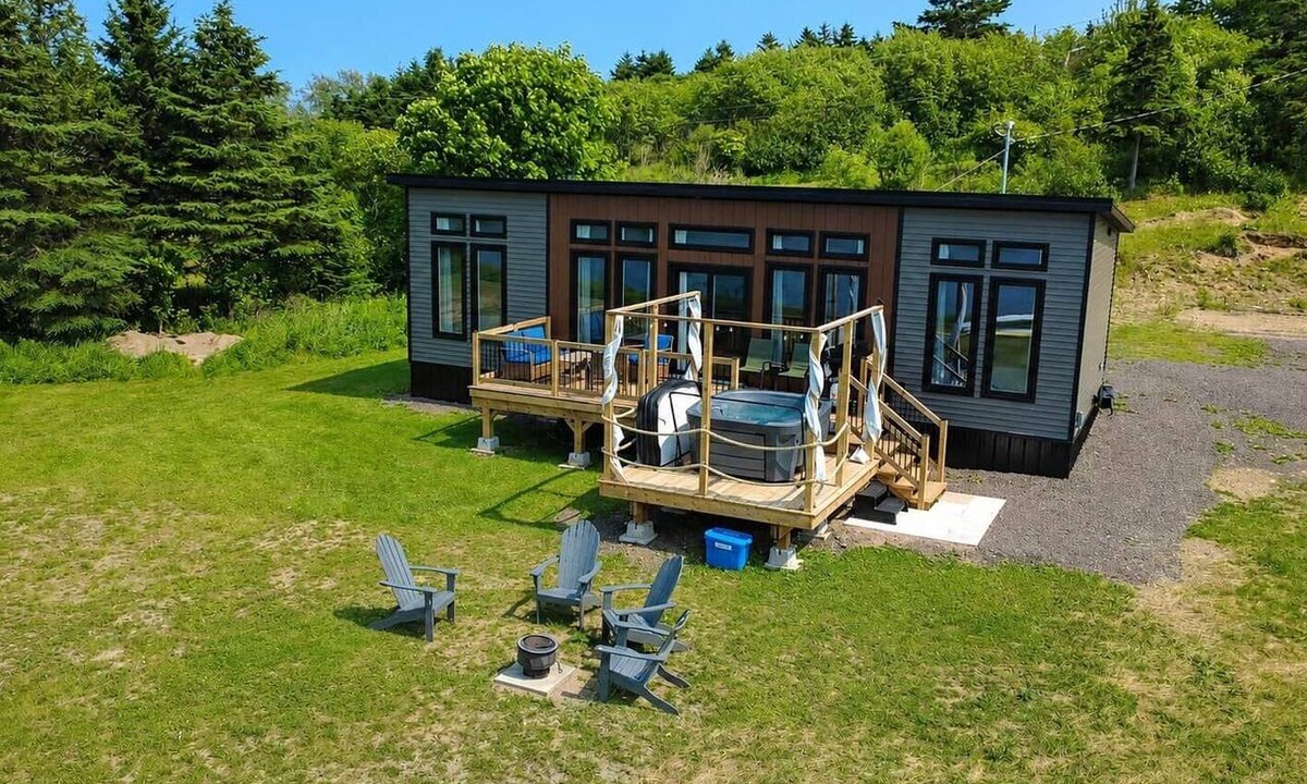 Richmond County House | Gray Cottage - Ocean Front + Hot Tub