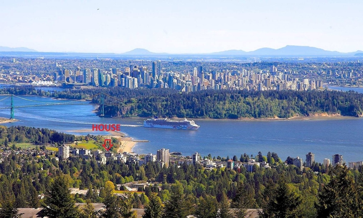 Ambleside House | Great beach house 10 minutes by car or bus to Downtown Vancouver & Stanley Park.