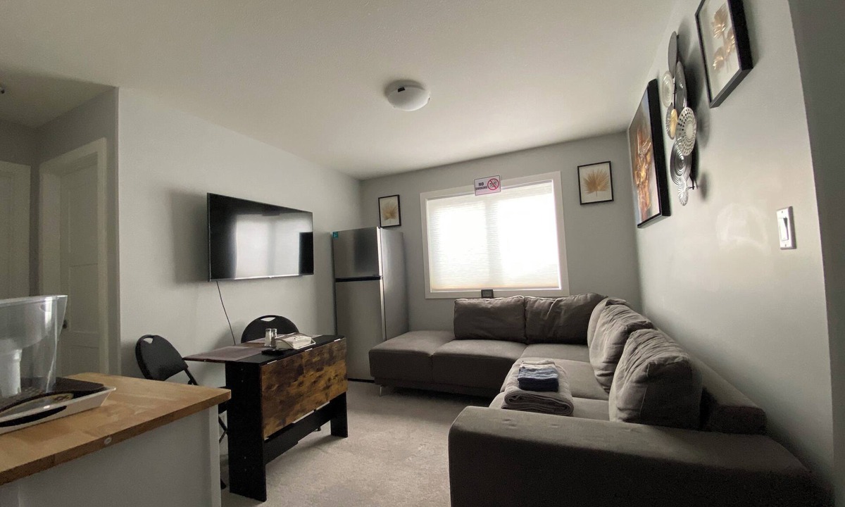 Regina House | Greensville 4Bedroom 3 Bathroom Suite in the Greens East Regina - Just like home
