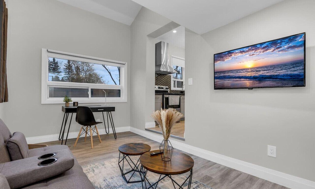 Puslinch House | Guelph - Hot Tub - Cozy 3 Bed 1 Bath Loft House