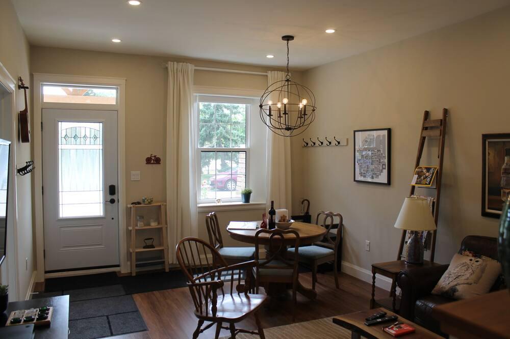 Central Hamilton House | Hamilton Arts district, short walk to waterfront Families and groups. So cosy!