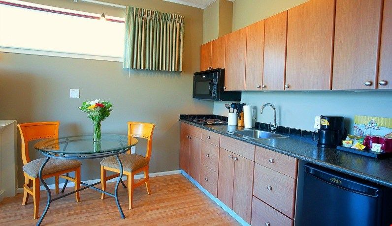 Harrison Hot Springs Apartment | Harrison Hot Springs Harrison Beach Hotel Junior Suite (Lake View)