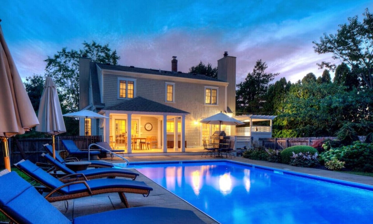 Newport East House | Heated Salt Pool - 10 Minutes to Newport, 5 to Beaches, Parking for 6