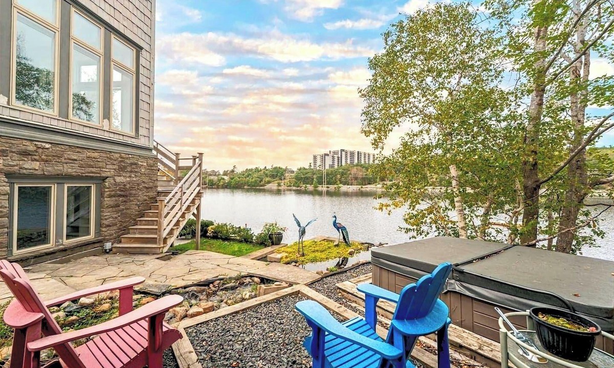Halifax House | Heaven on Kearney Lake