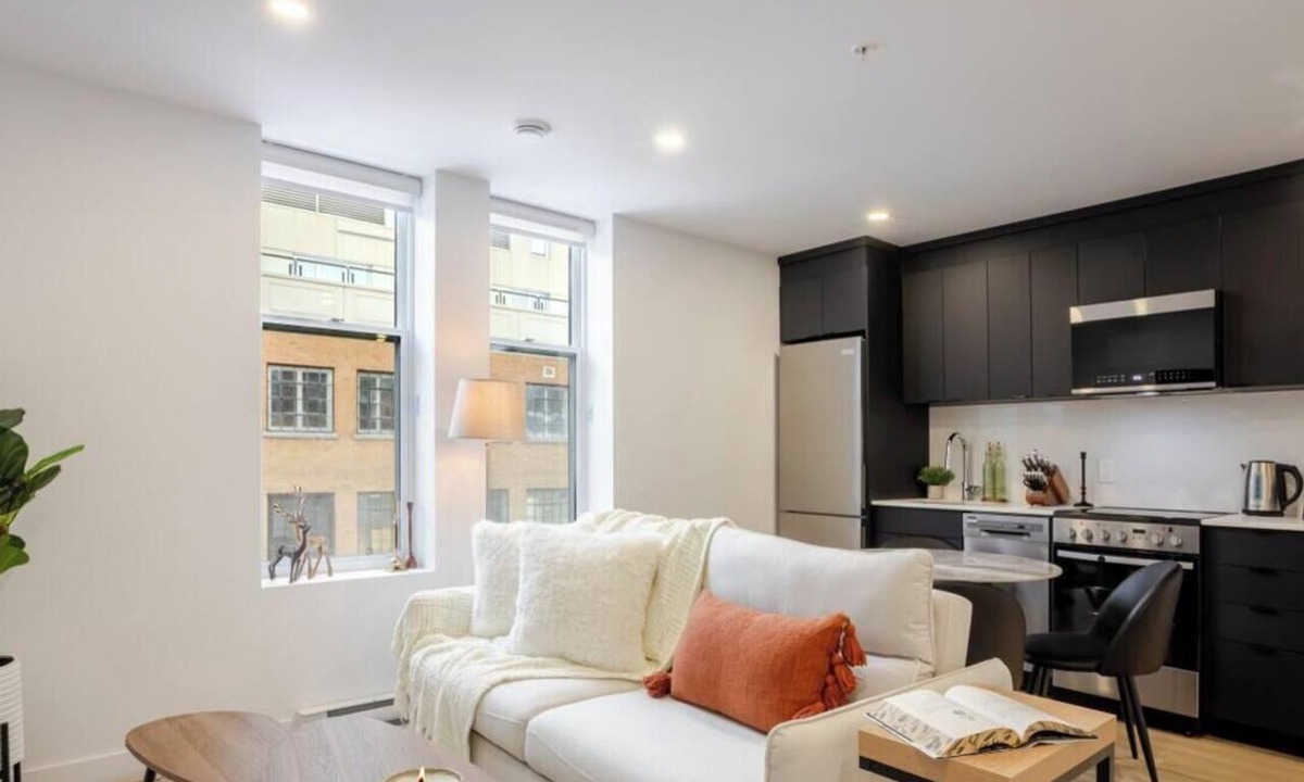 Shaughnessy Village Apartment | Historic Hideaway – Bright Apartment in Old Montreal