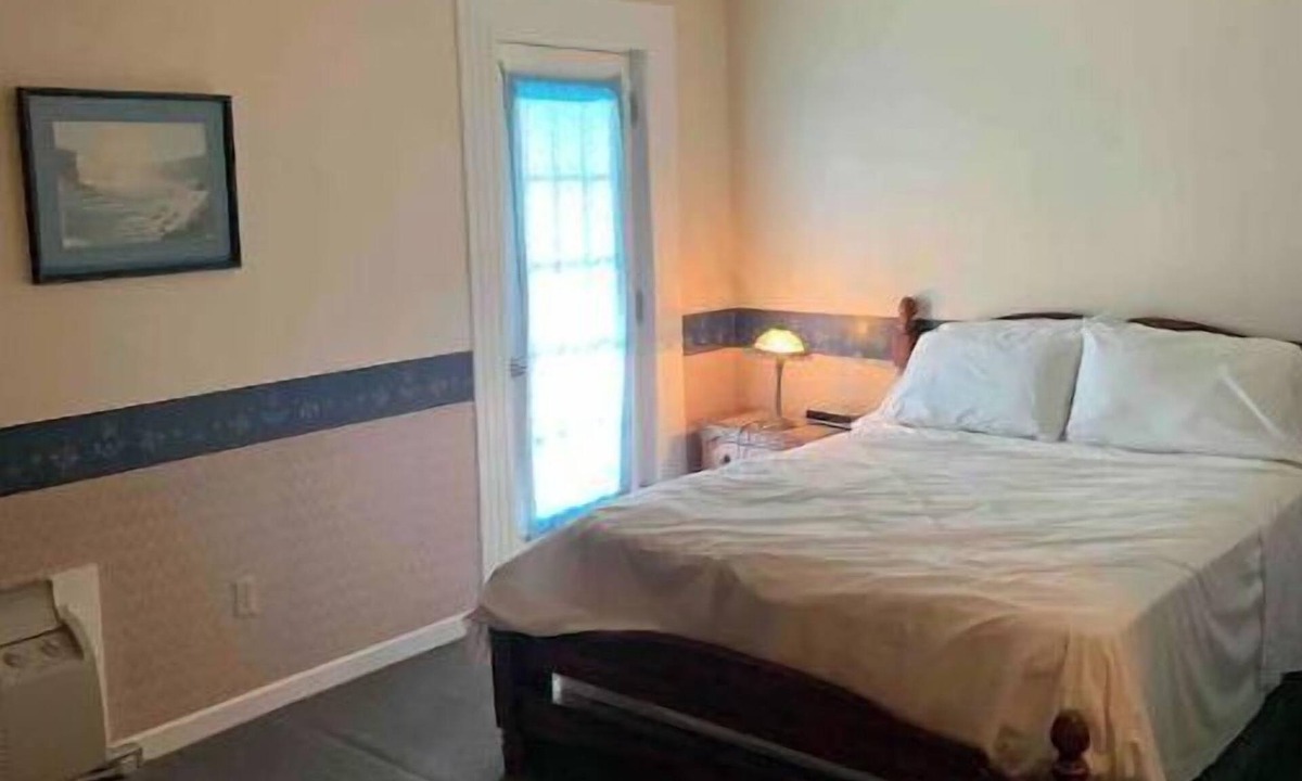 Historic Old Town Hotel | Historical Waterfront King George Inn 2