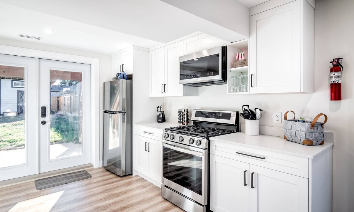 Mission House | HOLIDAY HOUSE 4 bedroom w/hot tub, 2 kitchens and huge backyard