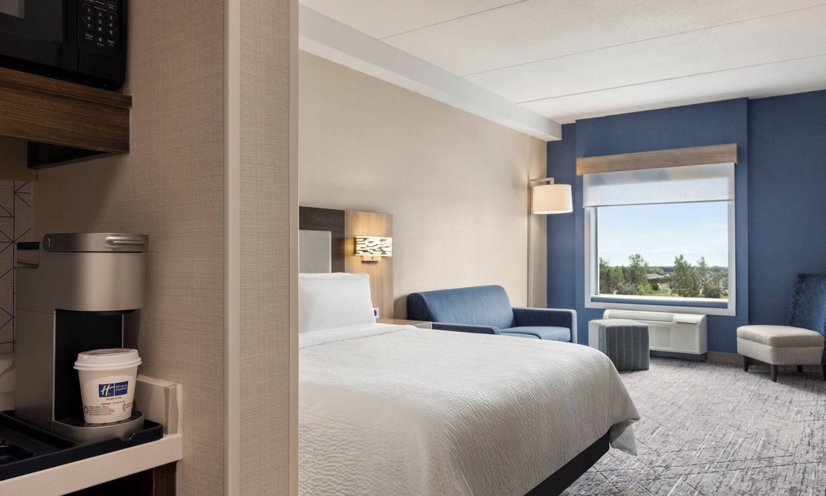 Strathroy Hotel | Holiday Inn Express Strathroy by IHG
