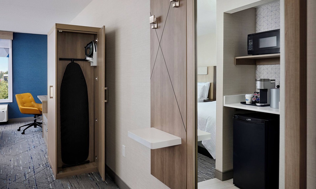 Rosemount Hotel | Holiday Inn Express and Suites Kitchener Southeast by IHG