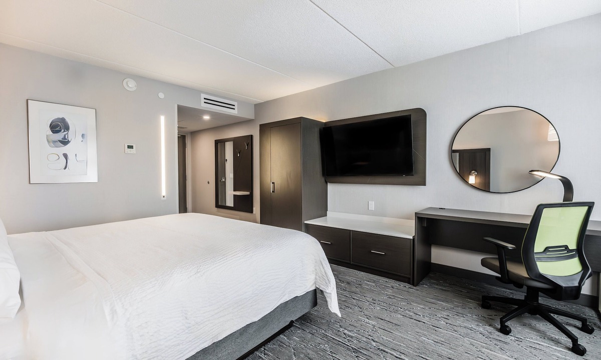 Northeast Mississauga Hotel | Holiday Inn Express & Suites Toronto Airport South by IHG