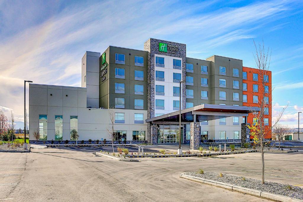 Calgary Hotel | Holiday Inn Express & Suites - Calgary Airport Trail NE by IHG