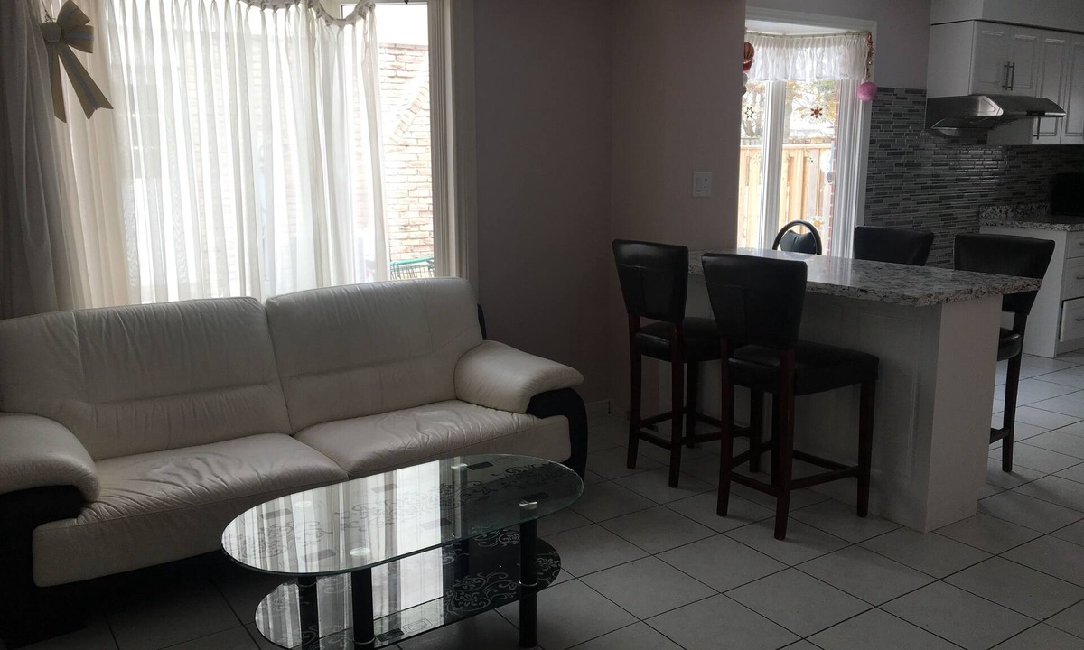 Agincourt North Bed & Breakfast | HomeDel