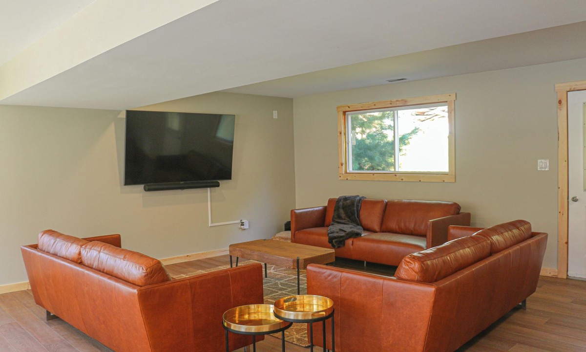 Nairn Centre Cottage | Host your friend/family gathering on pristine Fairbank Lake - up to 20 guests!