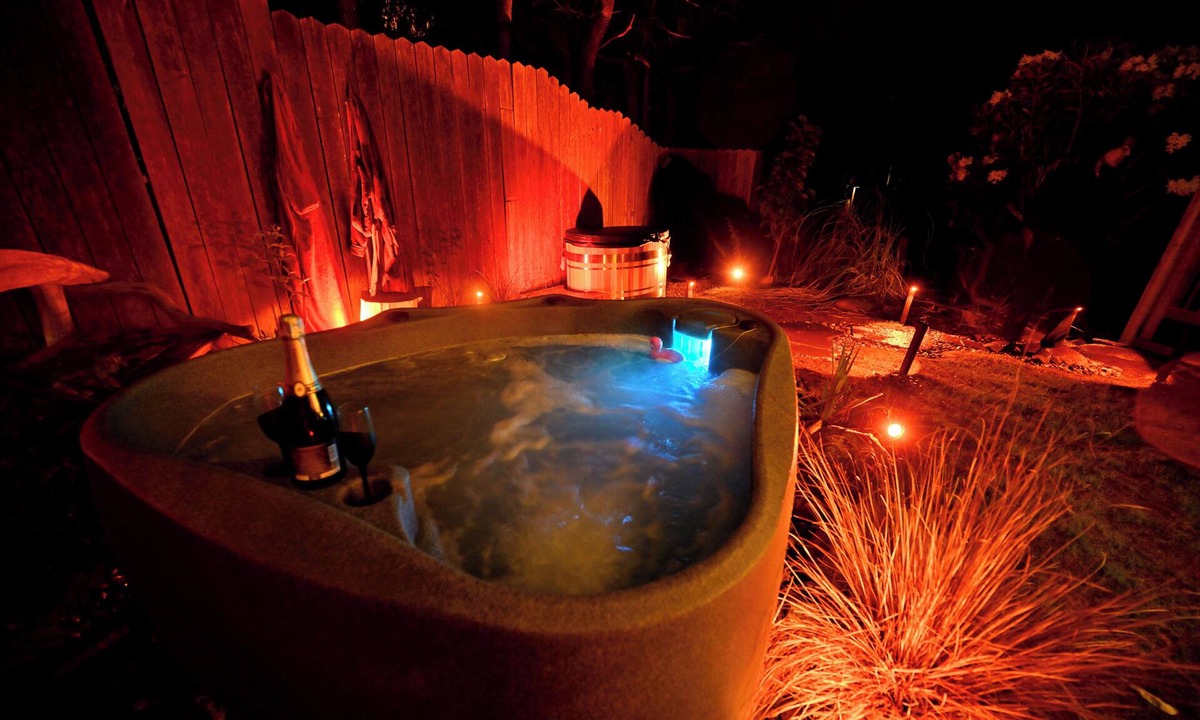 Upper Lonsdale House | Hot-Tub & Cold Plunge-Ocean & Mtn View Bright 2-BR