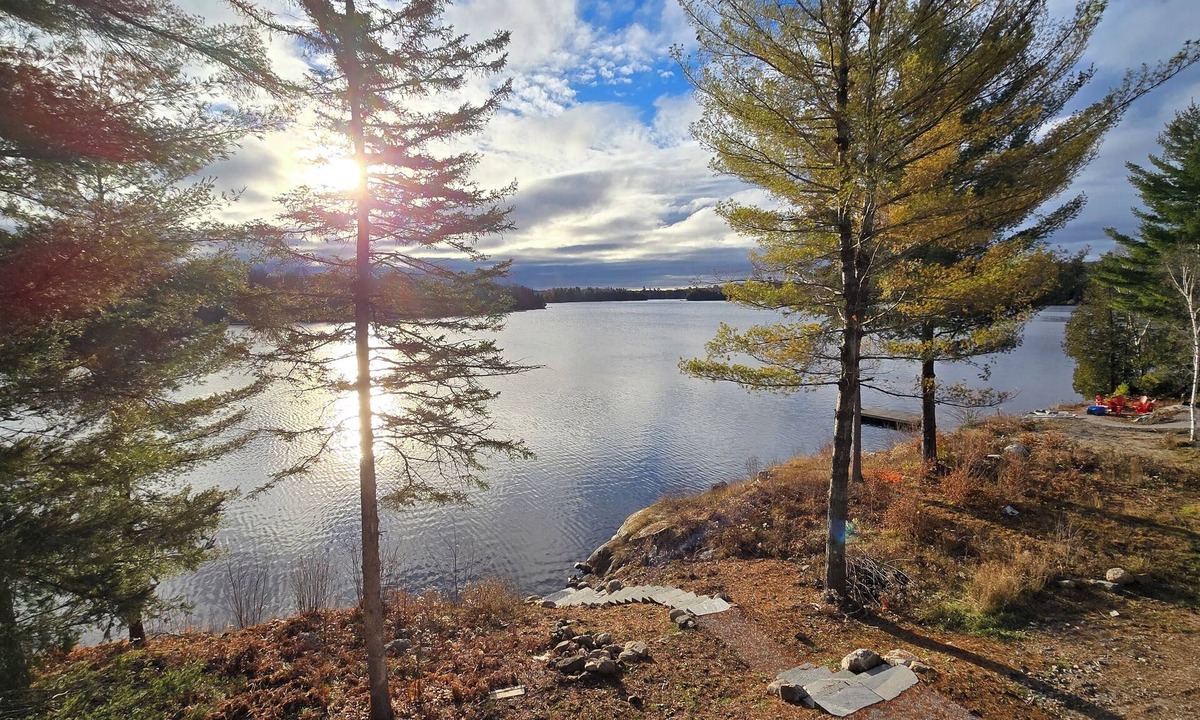 Dunchurch Cottage | Hot Tub, Lake Views & Hiking Trails – The Ultimate Nature Getaway