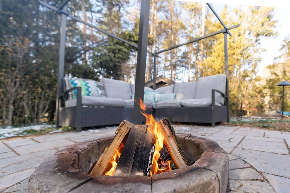Grand Bend Cottage | Hot Tub/Pool Table/Air Hockey/Theatre Room In Grand Bend Beach Town