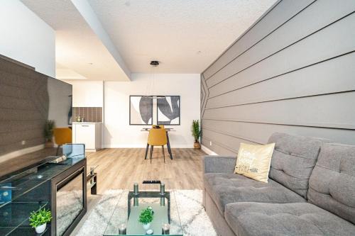 Calgary Apartment | Hotchlair Private Suite with Kitchen, Dining & Cozy Living Area