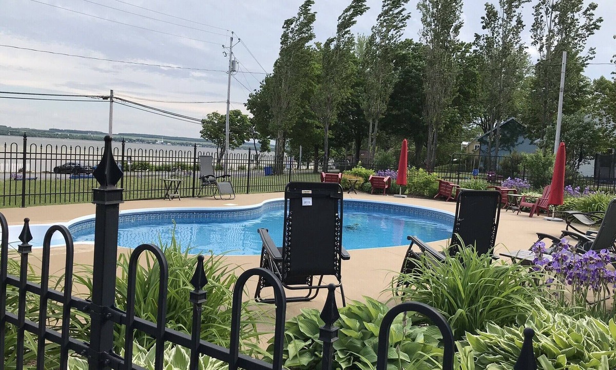Saint-Jean-de-l'lle-d'Orleans Ski Chalet | House 8 persons pool view river access 20 minutes from Quebec Citq 121170