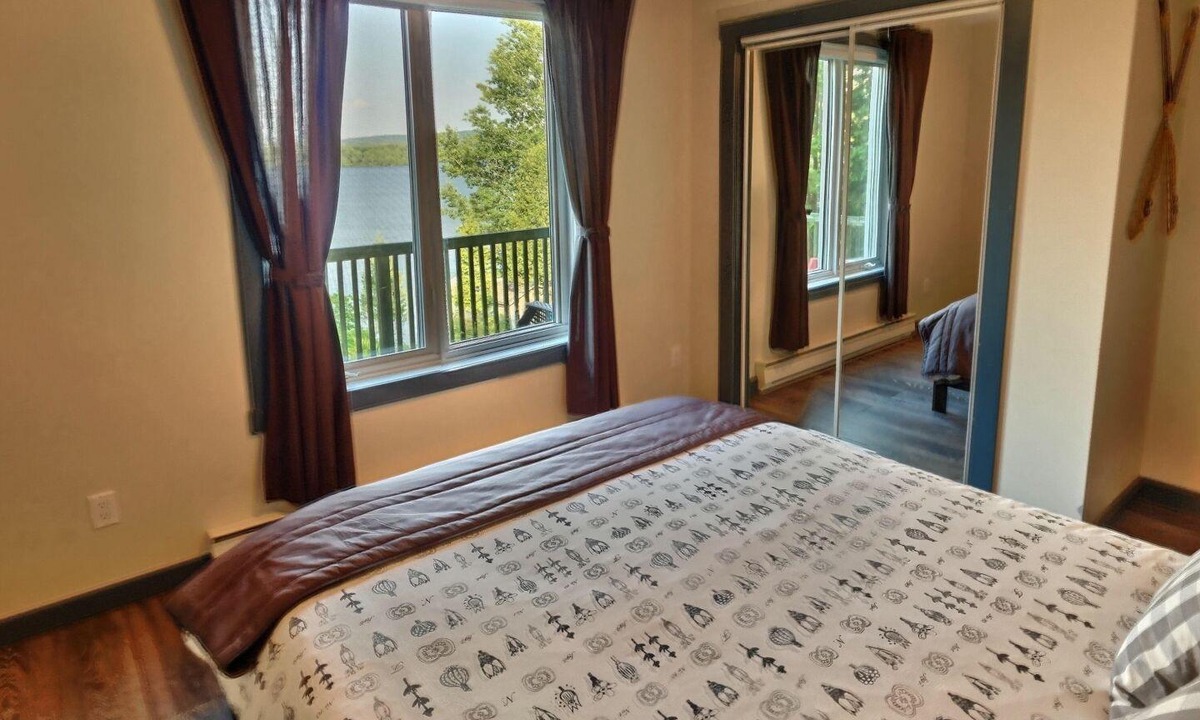 Saint-Raymond Ski Chalet | House directly on Lake Sept-Îles, 40 minutes from Quebec City