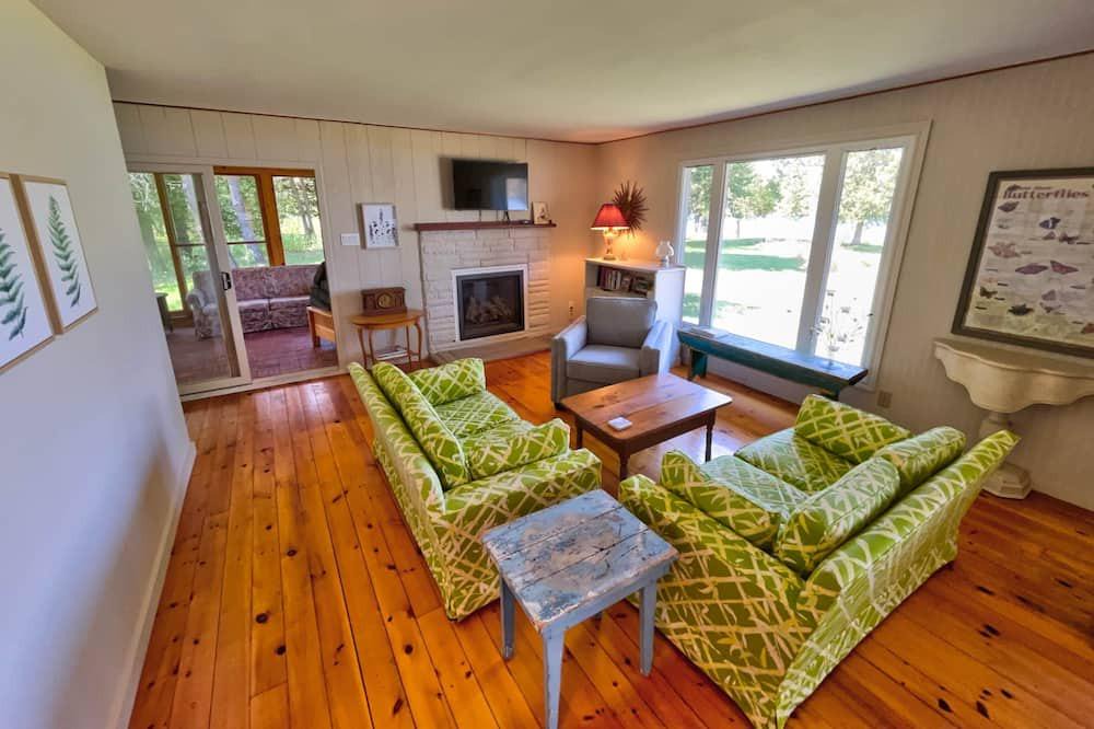 Portland Villa | Hoverland- Magnificent Waterfront Villa - Big Rideau Lake
